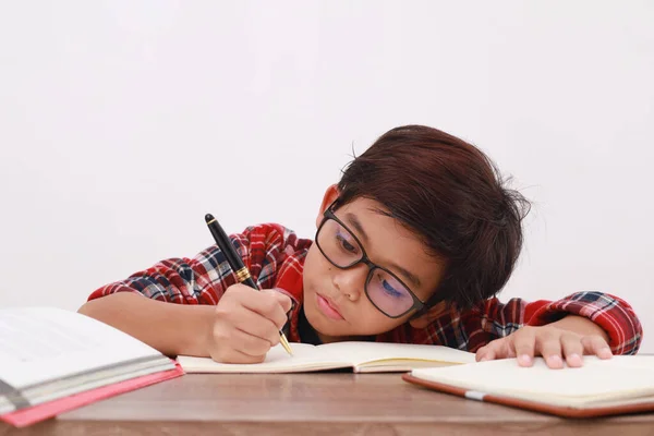 Foto Vicino Happy Studente Asiatico Che Studia Mentre Scrive Qualcosa — Foto Stock
