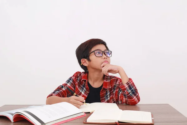Estudante Asiático Estudando Enquanto Pensa Algo Olhando Para Lado Espaço — Fotografia de Stock