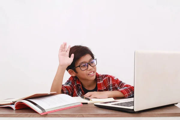 Χαρούμενος Ασιάτης Μαθητής Σηκώνει Χέρι Του Ενώ Διαβάζει Στο Διαδίκτυο — Φωτογραφία Αρχείου