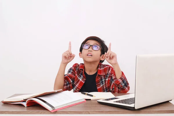 Azjatycki Student Wskazując Powyżej Podczas Nauki Książek Laptopa Izolacja Białym — Zdjęcie stockowe