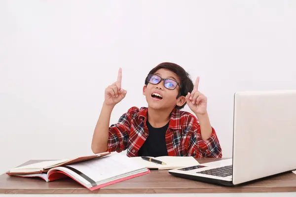 Estudante Asiático Animado Apontando Acima Enquanto Estudava Com Livros Laptop — Fotografia de Stock