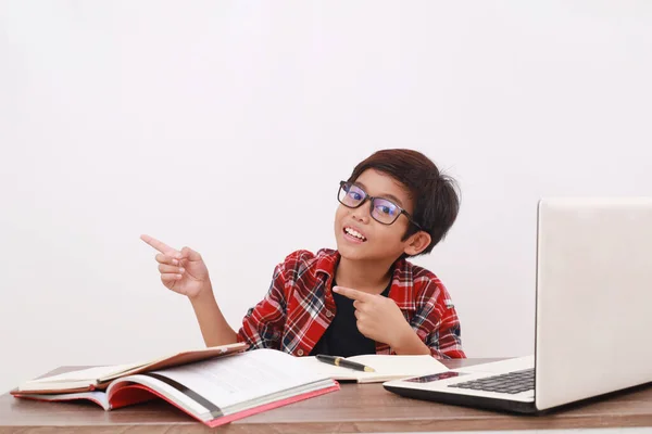 Estudiante Asiático Señalando Lado Mientras Estudia Con Libros Laptop Aislado —  Fotos de Stock