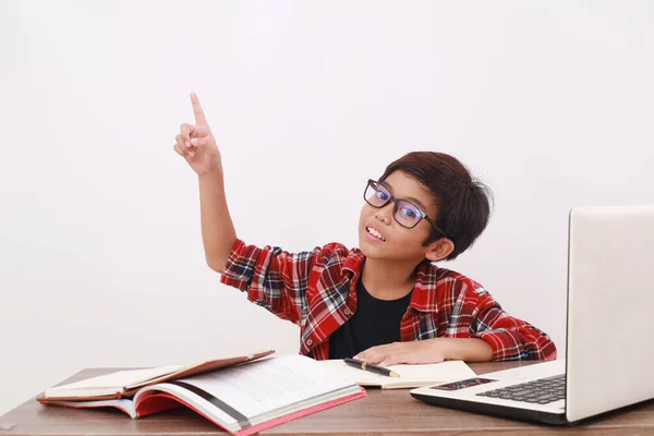 Азіатський Студент Вказує Вище Під Час Навчання Книгами Ноутбуками Ізольовані — стокове фото
