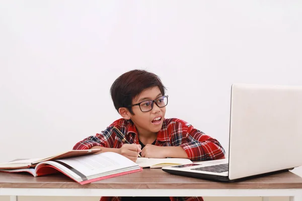 Estudante Asiático Animado Ter Aulas Através Escolas Line Usando Seu — Fotografia de Stock