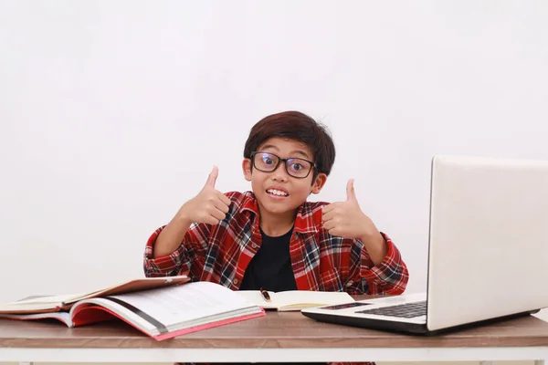 Студент Азиат Показывает Большие Пальцы Вверх Время Учебы Книгами Ноутбуком — стоковое фото