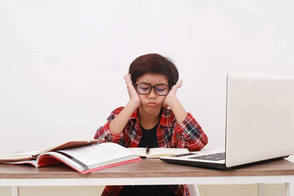 Frustrato Studente Asiatico Che Studia Con Espressione Del Viso Accigliato — Foto Stock