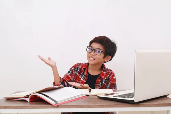 机の上で勉強している空白の空間に何かを提示する幸せなアジアの学生 — ストック写真