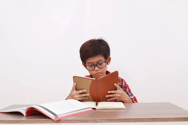 Estudante Asiático Ler Livro Sério Isolado Sobre Fundo Branco — Fotografia de Stock