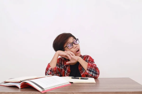 Verward Aziatische Student Staren Kijken Zijwaarts Tijdens Het Studeren Geïsoleerd — Stockfoto