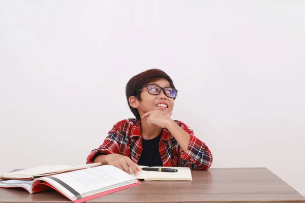 Felice Studente Asiatico Guardando Lateralmente Mentre Studiava Isolato Sfondo Bianco — Foto Stock