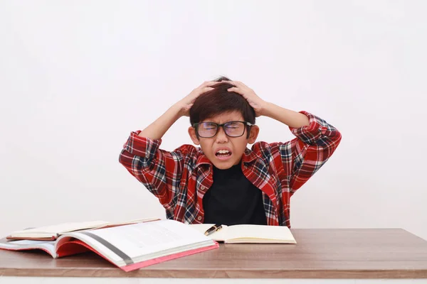 Stres Asijský Student Drží Hlavu Trpí Bolestí Hlavy Izolováno Bílém — Stock fotografie