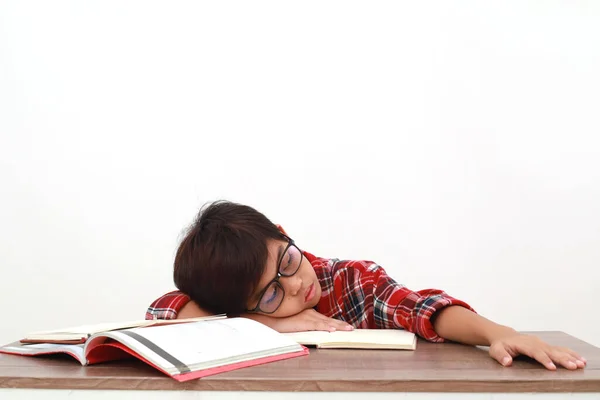 Κουρασμένος Ασιάτης Φοιτητής Ξαπλωμένος Στο Γραφείο Ενώ Μελετούσε Απομονωμένα Λευκό — Φωτογραφία Αρχείου