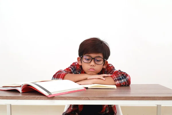Втомлений Азіатський Студент Лежить Столі Під Час Навчання Ізольовані Білому — стокове фото
