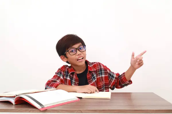 Excited Asian Student Pointing Sideways While Studying Desk Isolated White — Stock Photo, Image