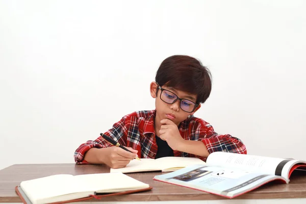 Studente Asiatico Sta Studiando Sulla Scrivania Seriamente Isolato Bianco — Foto Stock