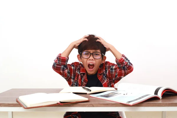 Frustrato Studente Asiatico Tenendo Testa Durante Studio Isolato Bianco — Foto Stock