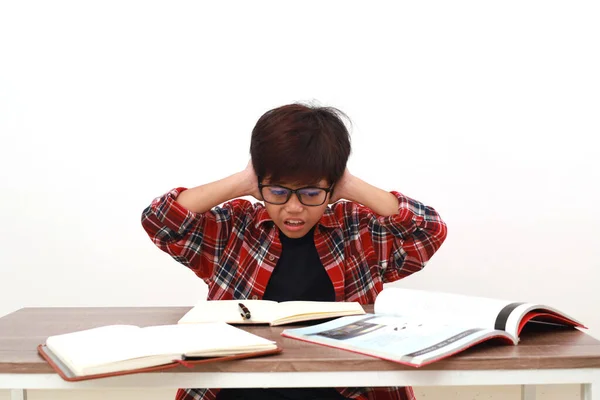 Deprimido Asiático Estudante Segurando Cabeça Enquanto Estudava Mesa Isolado Branco — Fotografia de Stock
