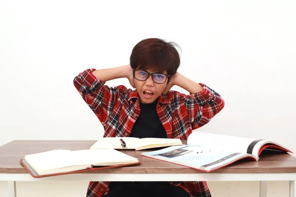 Estresado Asiático Estudiante Gritando Sosteniendo Orejas Mientras Estudia Escritorio —  Fotos de Stock