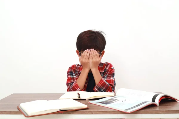 Stressato Studente Asiatico Che Copre Viso Mentre Studia Isolato Bianco — Foto Stock