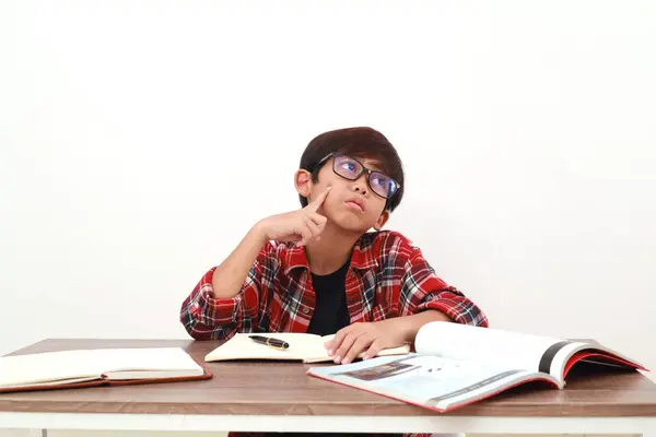 Masada Çalışırken Asyalı Düşünceli Bir Öğrenci Bir Şeyler Düşünüyor Beyazda — Stok fotoğraf