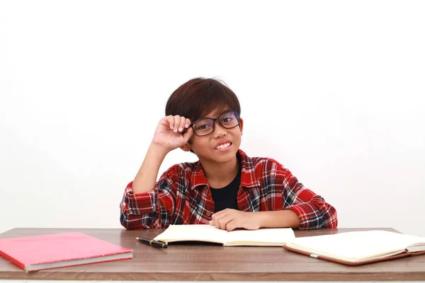 Felice Gioioso Studente Asiatico Guardando Fotocamera Mentre Studia Sulla Scrivania — Foto Stock