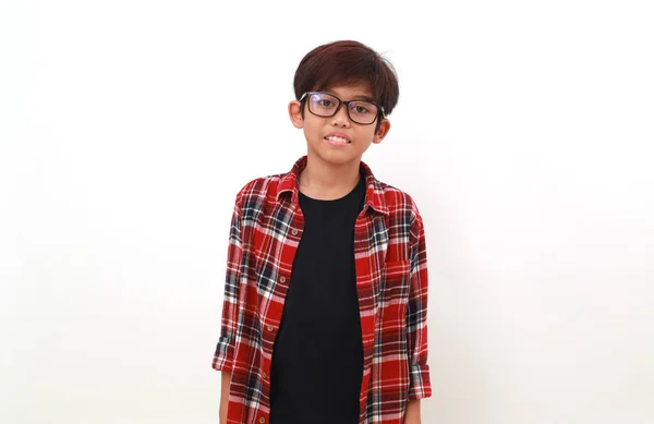 Glad Asiatisk Pojke Ledig Ställning Medan Tittar Kameran Isolerad Vitt — Stockfoto
