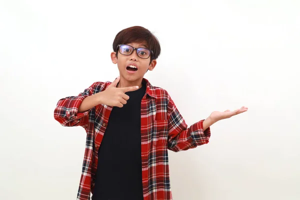 Wow Gesichtsausdruck Asiatischer Junge Stehend Während Seitlich Auf Den Leeren — Stockfoto