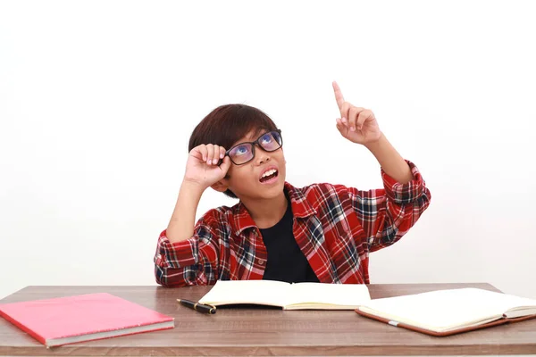 Wow Ansikte Uttryck Asiatisk Student Pekar Något Ovan Medan Studerar — Stockfoto