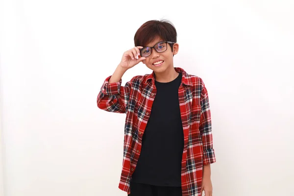 Szczęśliwy Azjatycki Chłopiec Stojący Patrząc Kamerę Trzymając Okulary — Zdjęcie stockowe