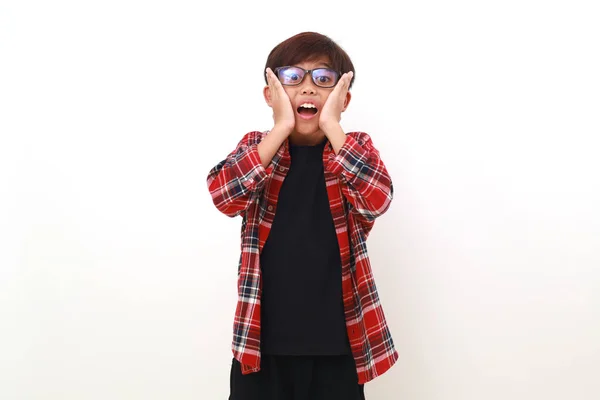 Überraschter Asiatischer Junge Der Die Kamera Schaut Isoliert Auf Weiß — Stockfoto
