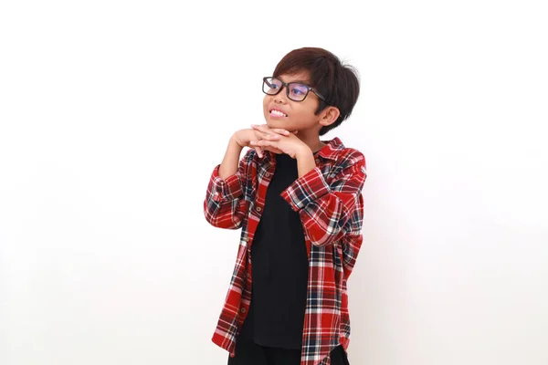 Glücklicher Asiatischer Junge Der Zur Seite Schaut Isoliert Auf Weiß — Stockfoto