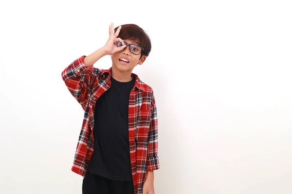 Happy Asian Boy Berdiri Sambil Membuat Gerakan Tangan Yang Bagus — Stok Foto