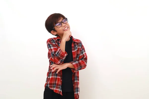 Schöner Asiatischer Junge Stehen Während Etwas Denkt Und Seitwärts Schaut — Stockfoto