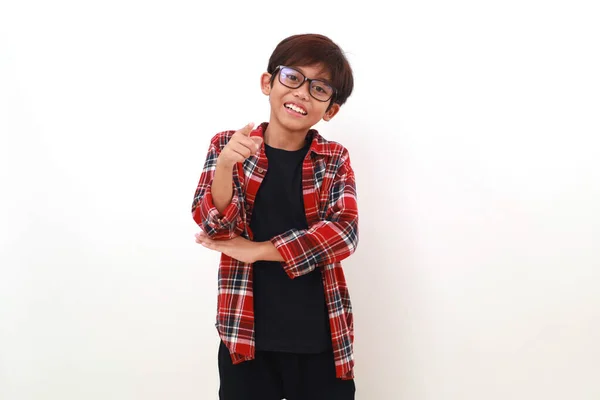 Glad Asiatisk Pojke Stående Medan Pekar Dig Eller Kamera Isolerad — Stockfoto