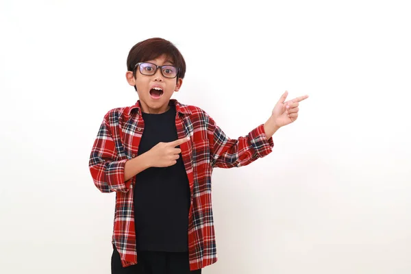 Wow Chockad Uttryck Asiatisk Pojke Stående Samtidigt Pekar Bredvid Honom — Stockfoto