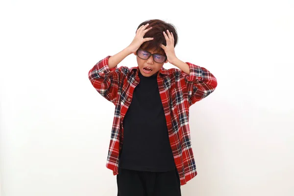 Stresli Asyalı Çocuk Başını Tutarken Ayakta Duruyor Beyazda Izole Edilmiş — Stok fotoğraf