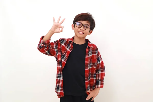 Glad Asiatisk Pojke Stående Medan Visar Okej Hand Gest Isolerad — Stockfoto