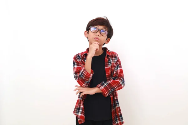 Eftertänksam Asiatisk Pojke Som Står Där Uppe Och Tittar Isolerad — Stockfoto