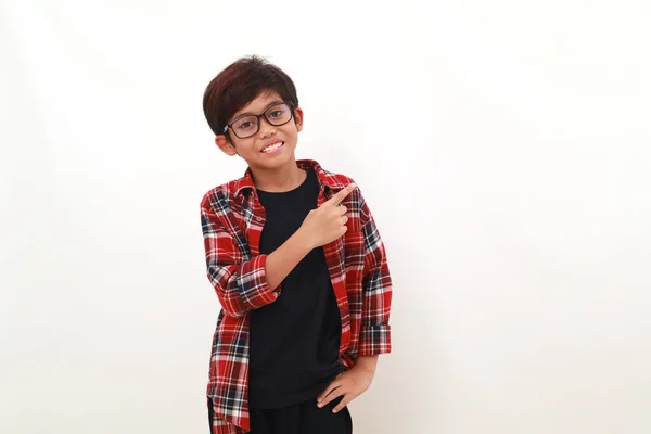 Anak Asia Yang Bahagia Berdiri Sambil Menunjuk Samping Terisolasi Atas — Stok Foto