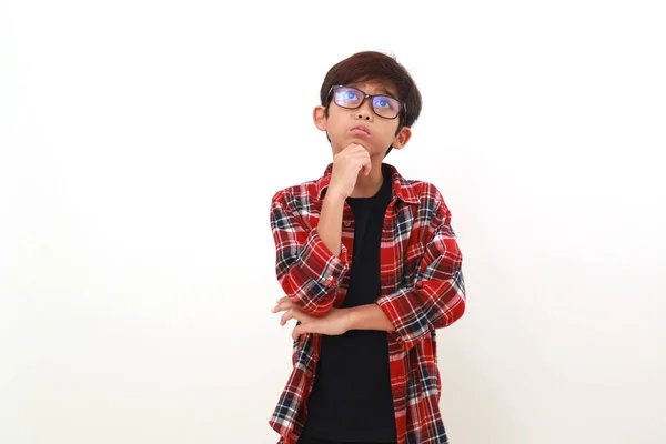 Eftertänksam Asiatisk Pojke Som Står Där Uppe Och Tittar Isolerad — Stockfoto