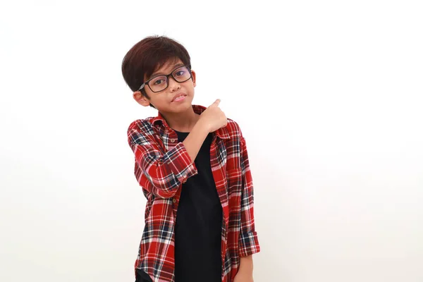 Asiatisk Pojke Stående Medan Pekar Något Bakom Honom Isolerad Vitt — Stockfoto