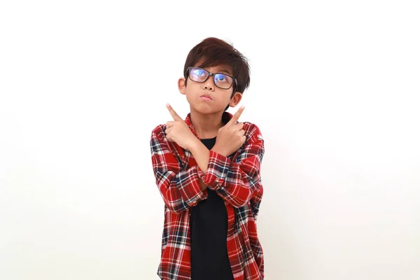 Förvirrad Asiatisk Pojke Som Står Och Pekar Mellan Två Val — Stockfoto