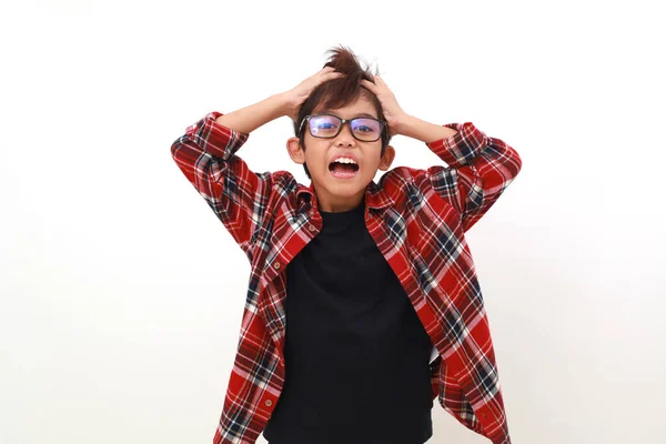 Frustrerad Asiatisk Pojke Som Står Och Skriker Och Håller Huvudet — Stockfoto