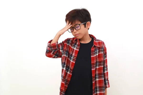 Een Gespannen Aziatische Jongen Die Zijn Hoofd Vasthoudt Geïsoleerd Wit — Stockfoto