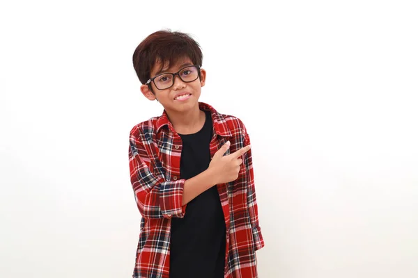Glücklicher Asiatischer Junge Stehen Während Seitlich Zeigt Isoliert Auf Weiß — Stockfoto