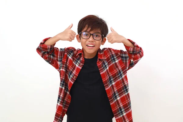Счастливый Азиатский Мальчик Стоит Показывая Большие Пальцы Вверх Изолированные Белом — стоковое фото