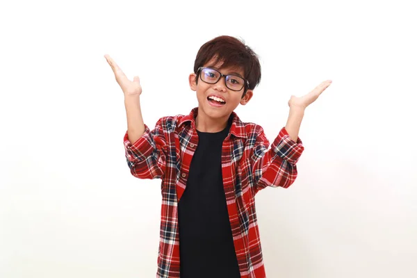 Веселый Азиатский Мальчик Стоящий Открытыми Руками Изолированные Белом — стоковое фото