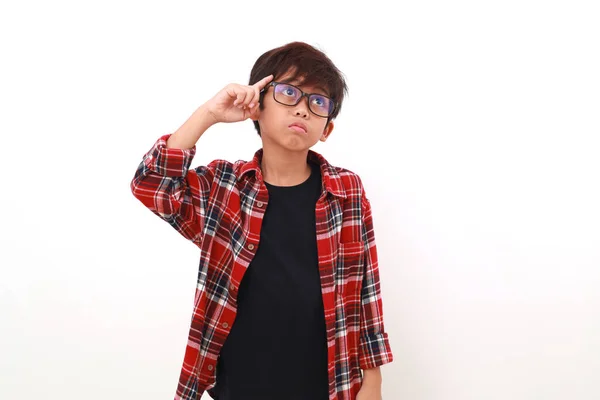 Eftertänksam Asiatisk Pojke Som Står Och Tittar Uppåt Isolerad Vitt — Stockfoto