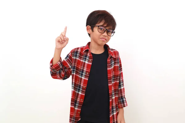 Щасливий Азіатський Хлопчик Стоїть Показуючи Пальцем Один Жест Ізольовані Білому — стокове фото