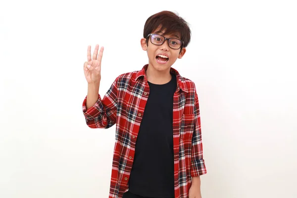 Happy Asian Boy Berdiri Sambil Menunjukkan Tiga Jari Tiga Gerakan — Stok Foto